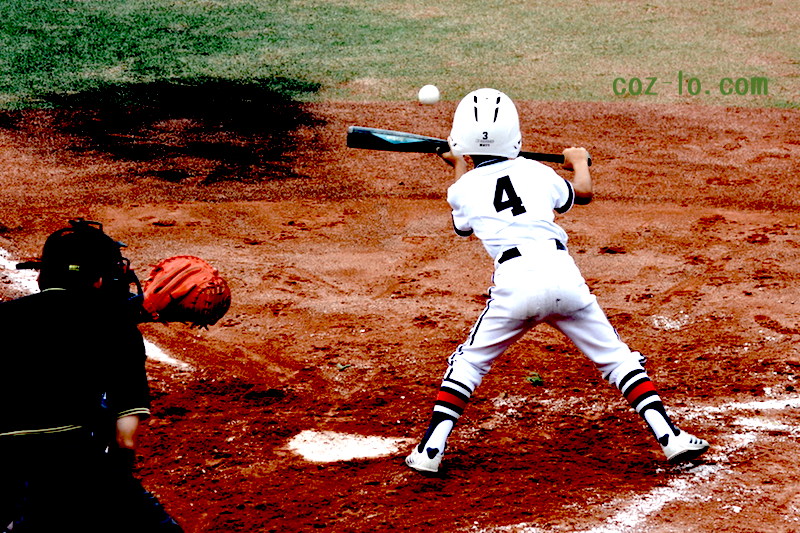 スクイズを決めようとするバッター