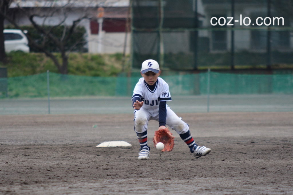 セカンドがゴロをキャッチ