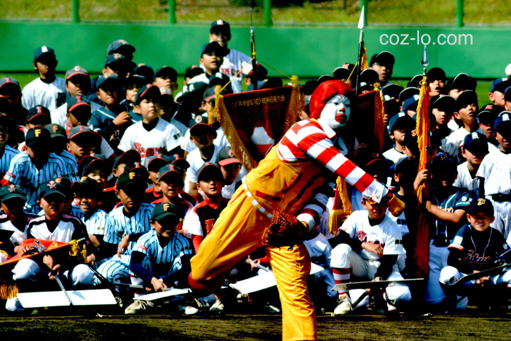 ドナルド・マクドナルドが始球式をする