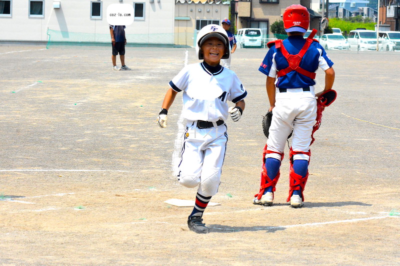 ホームインした後の嬉しそうな表情