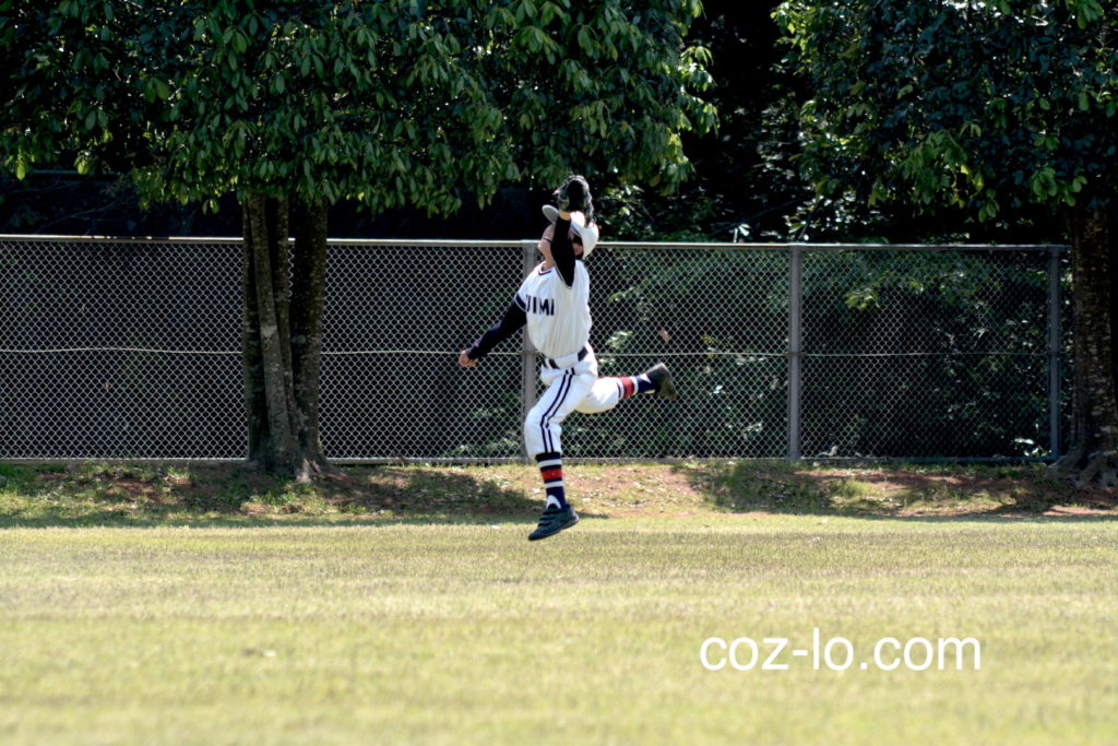 フライをキャッチ、、、しようとしたセンター