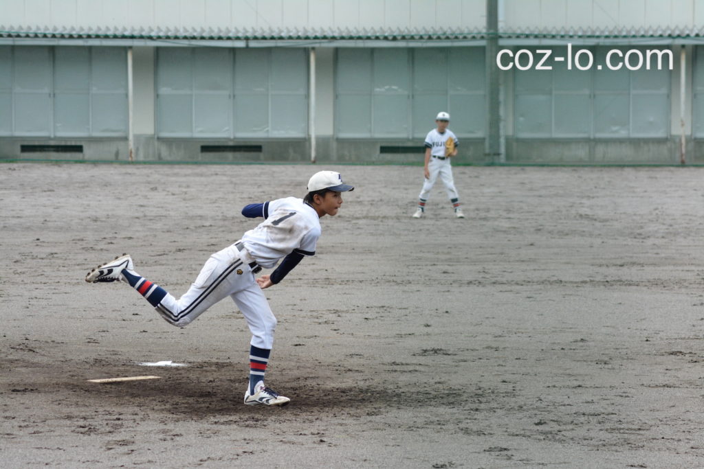 右ピッチャーのピッチングフォーム（三塁側から）