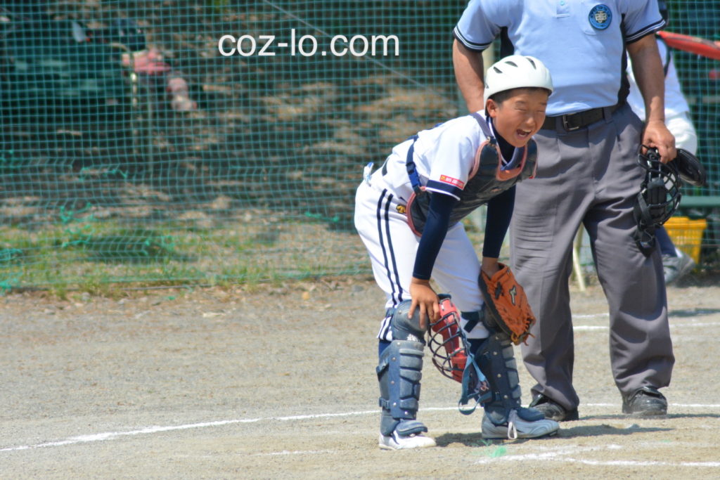 試合前に掛け声をかけるキャッチャー
