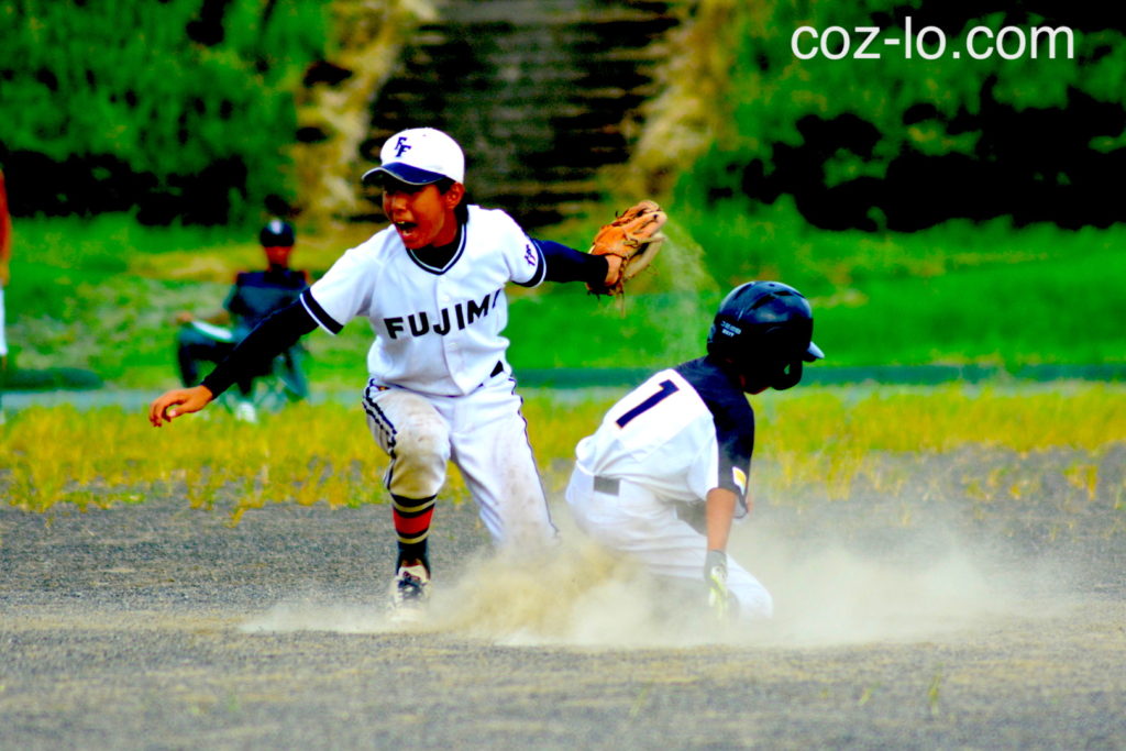 ランナーをタッグアウトしたことをアピールする内野手
