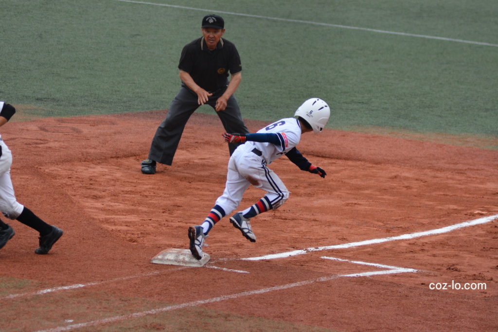 ファーストへの駆け抜け（一塁側から）
