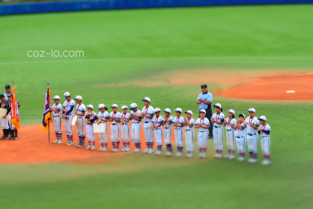学童野球の表彰式をミニチュア効果で